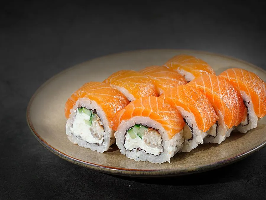 Филадельфия делюкс с угрем и огурцом