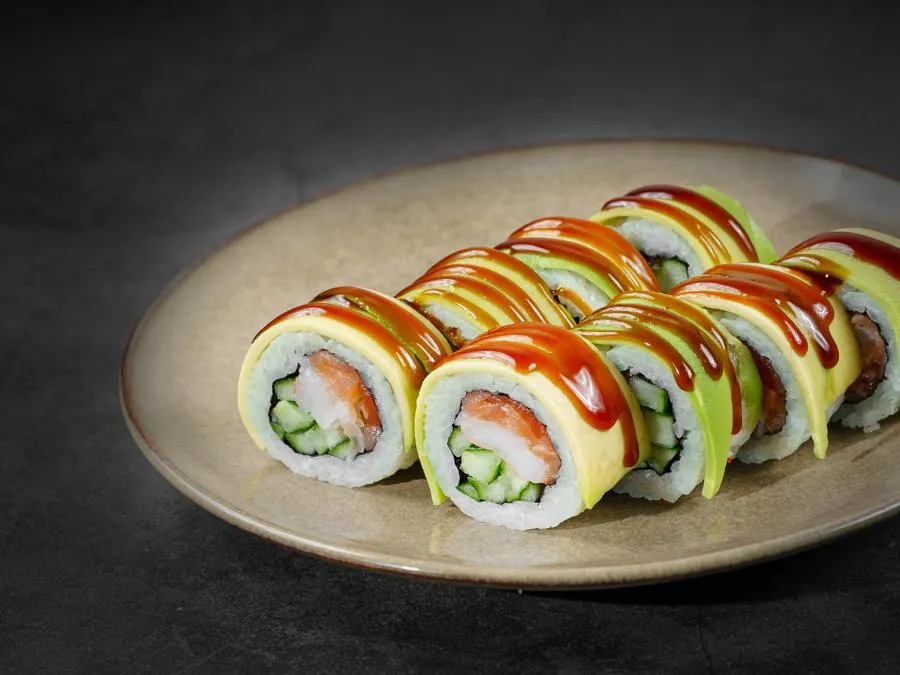 Креветки и лосось в нежном авокадо 