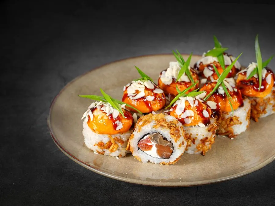 Ролл Том-ям с лососем