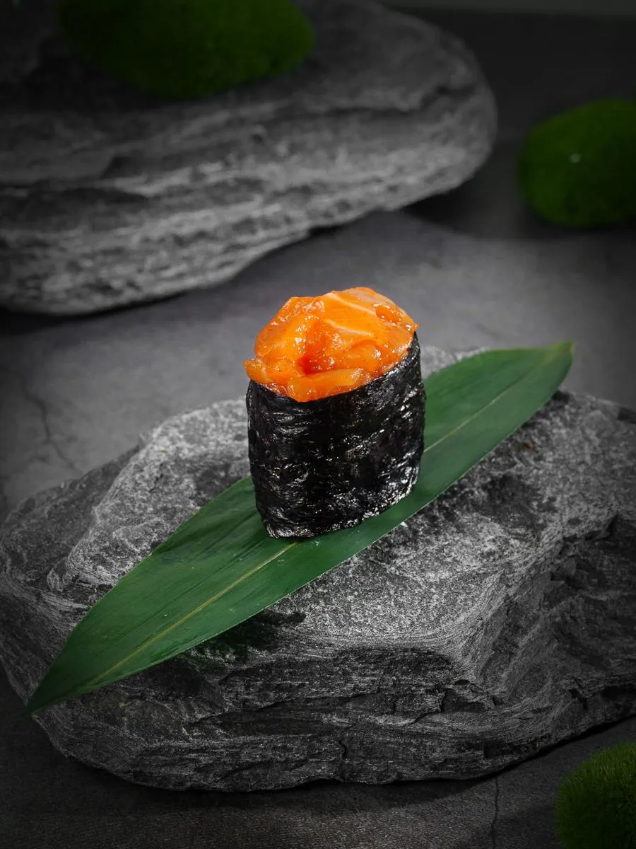 Гункан острый лосось