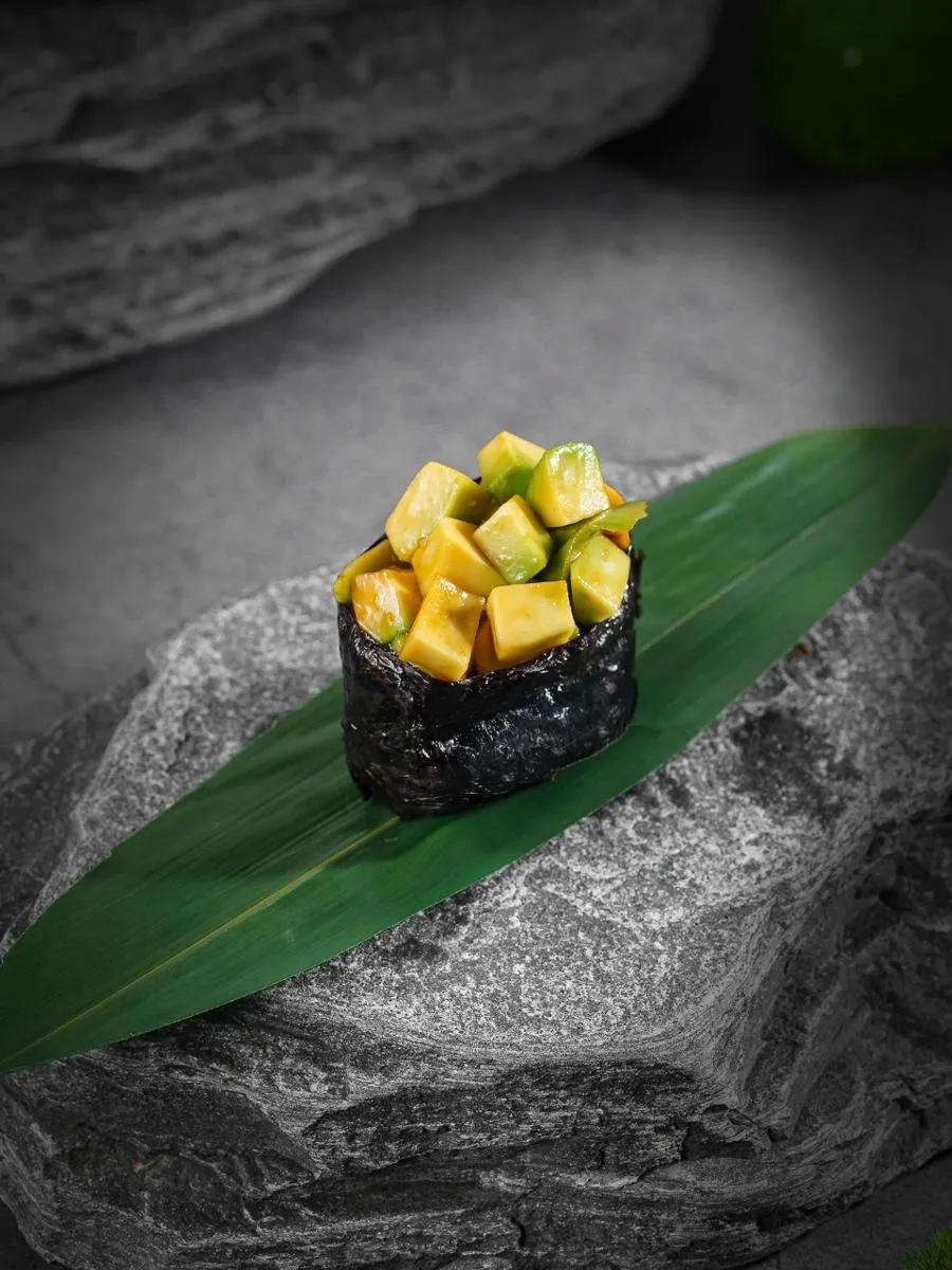 Гункан с авокадо