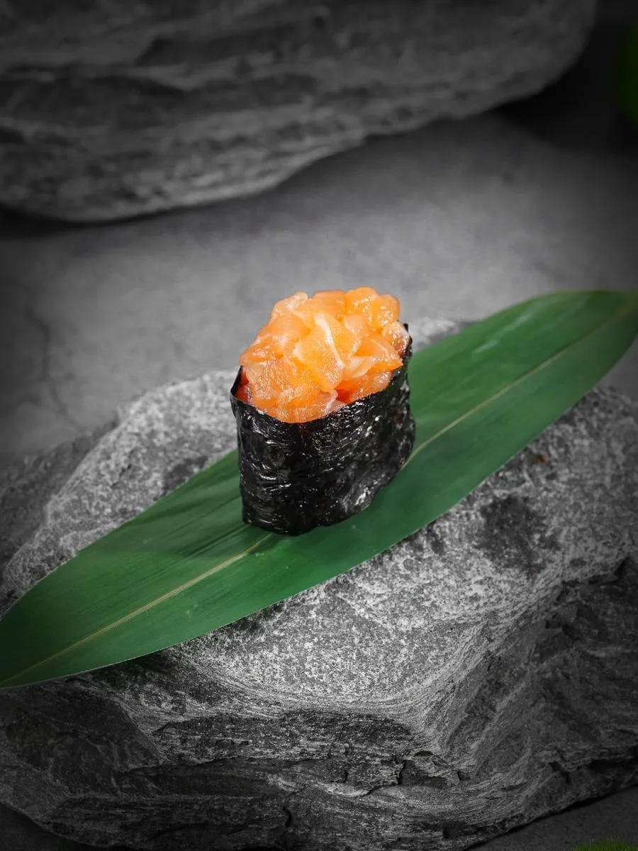 Гункан с лососем