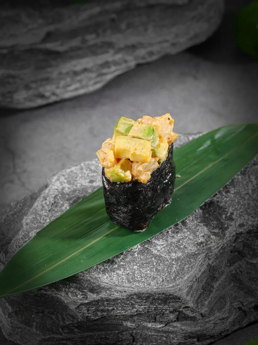 Гункан с креветкой и авокадо