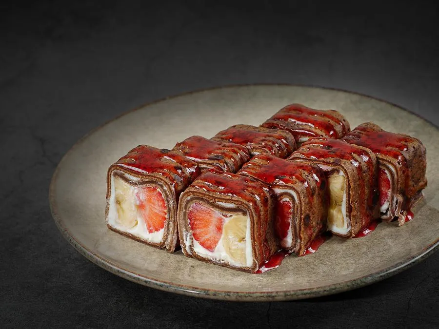 Сладкий ролл с клубникой