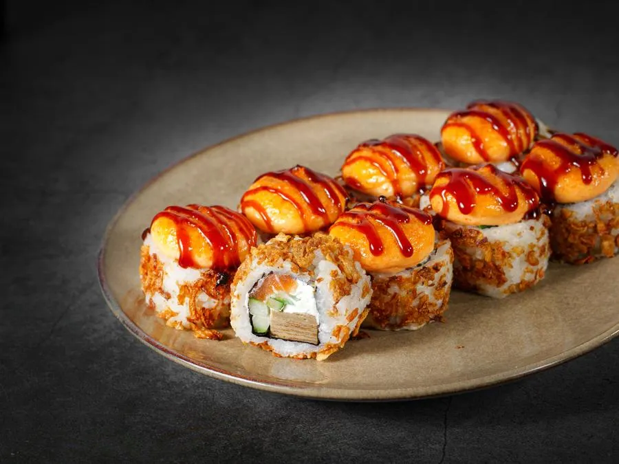 Запеченный лосось с луком фри