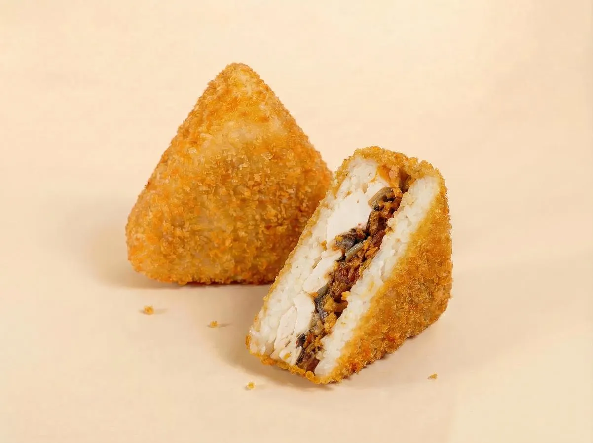 Онигири жареный с курицей и грибами
