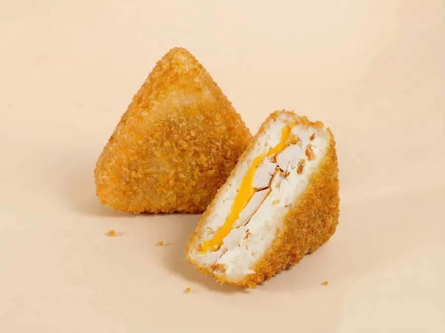 Онигири жареный с курицей и сыром